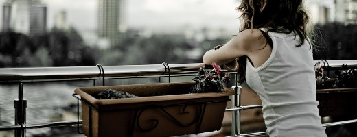 Дівчина на балконі